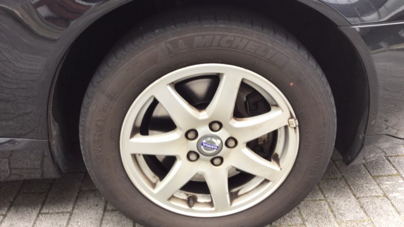 タイヤホイール前