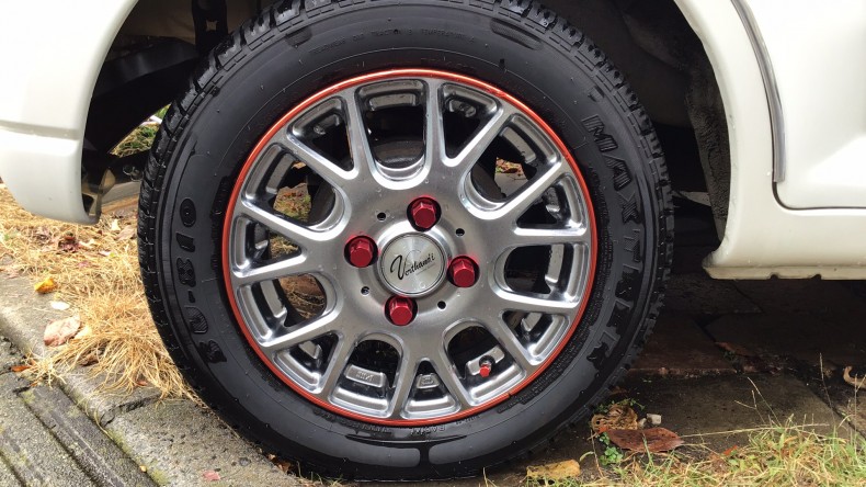 タイヤホイール前