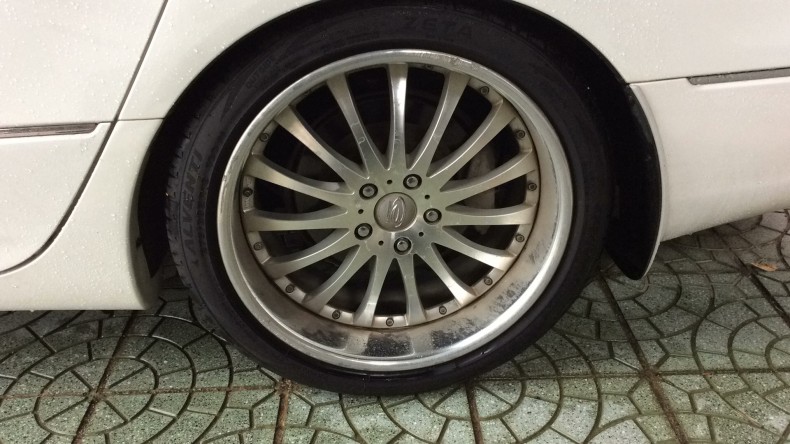 タイヤホイール前