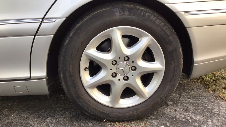 タイヤホイール前