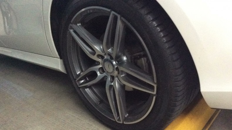 タイヤホイール前