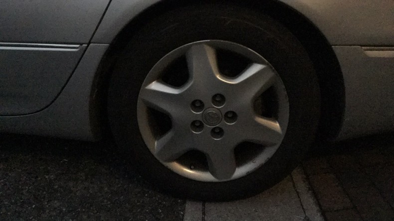 タイヤホイール前