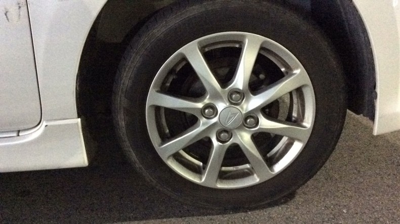 タイヤホイール前