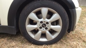 タイヤホイール前