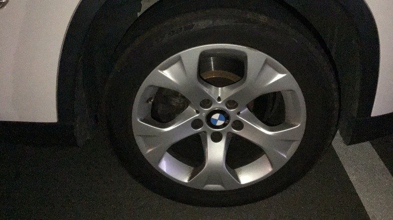 タイヤホイール前