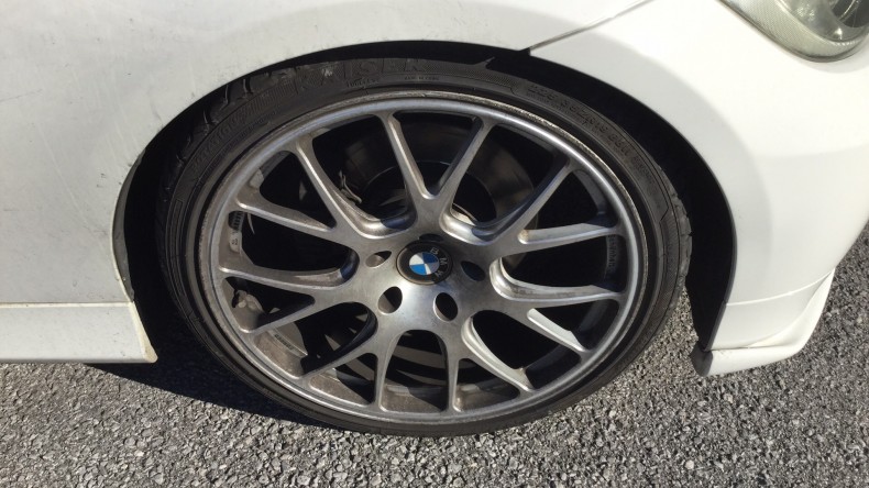 タイヤホイール前