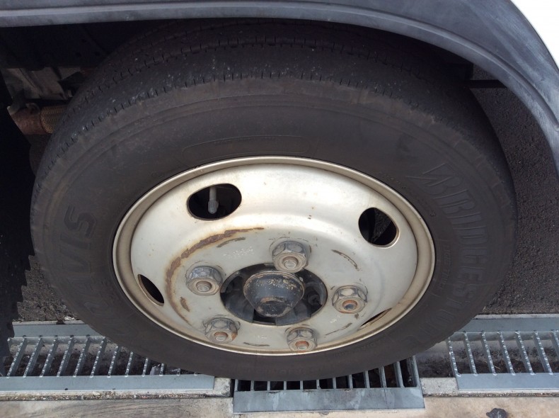 タイヤホイール前