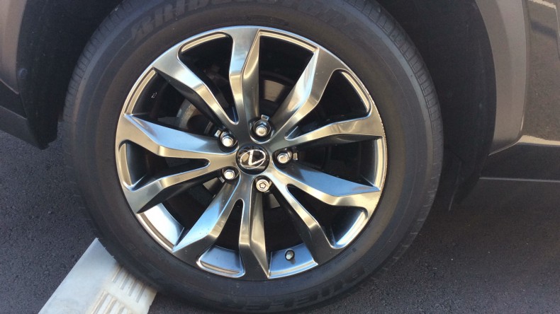 タイヤホイール前