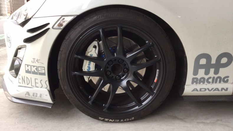 タイヤホイール前