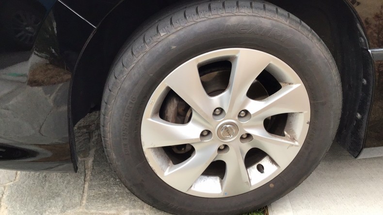 タイヤホイール前