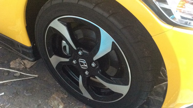 タイヤホイール前