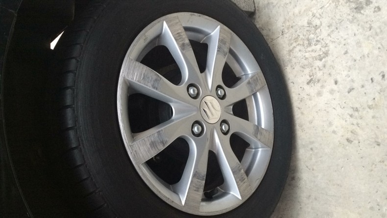 タイヤホイール前