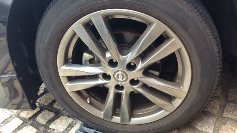 タイヤホイール前