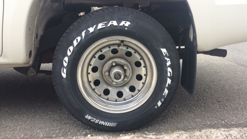 タイヤホイール前