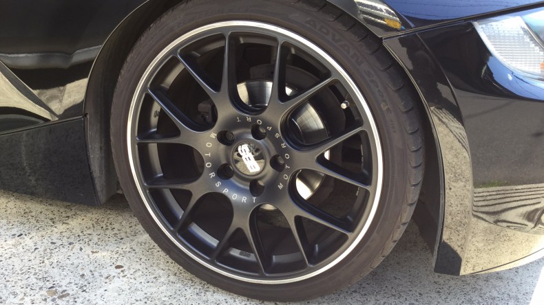 タイヤホイール前