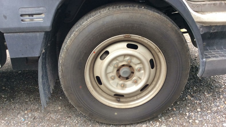 タイヤホイール前