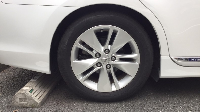 タイヤホイール前