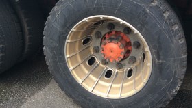 タイヤホイール前