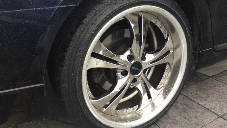 タイヤホイール前