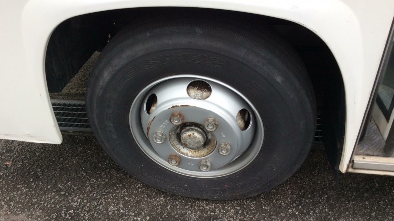 タイヤホイール前