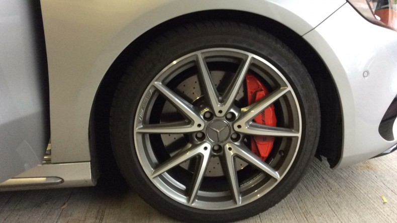 タイヤホイール前