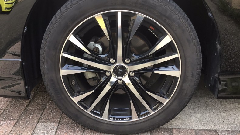 タイヤホイール前