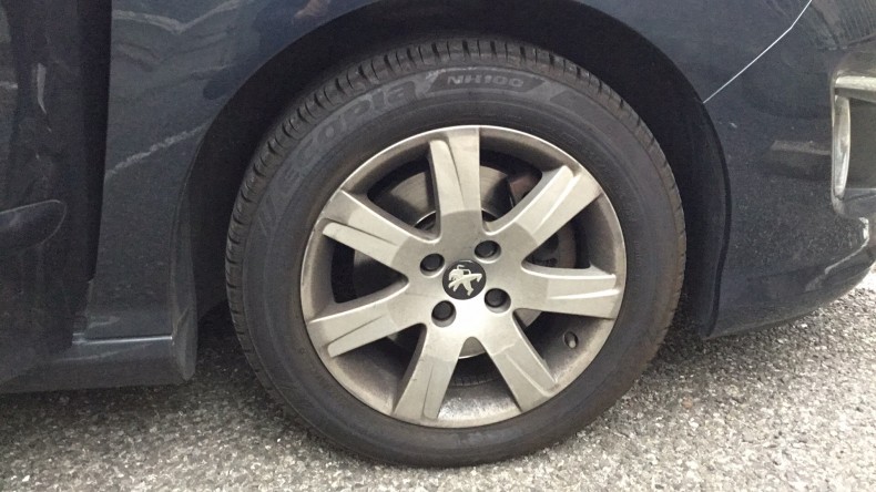 タイヤホイール前