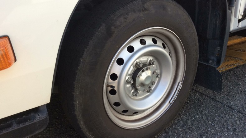 タイヤホイール前