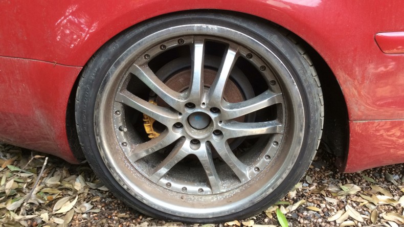 タイヤホイール前