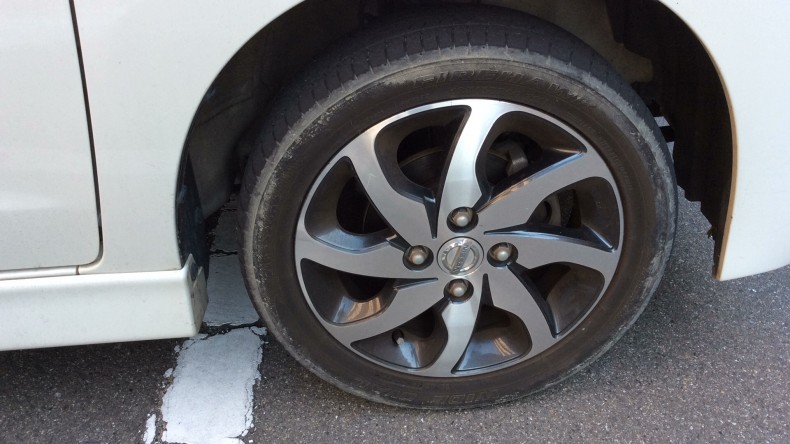 タイヤホイール前