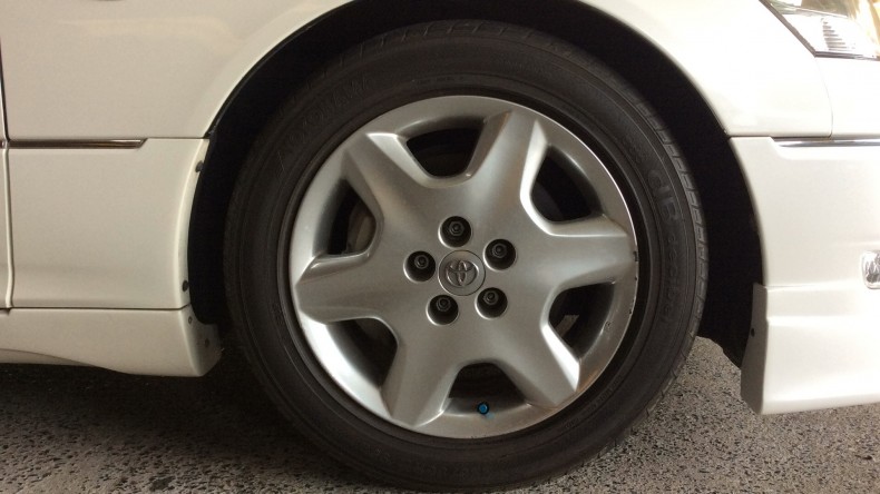 タイヤホイール前