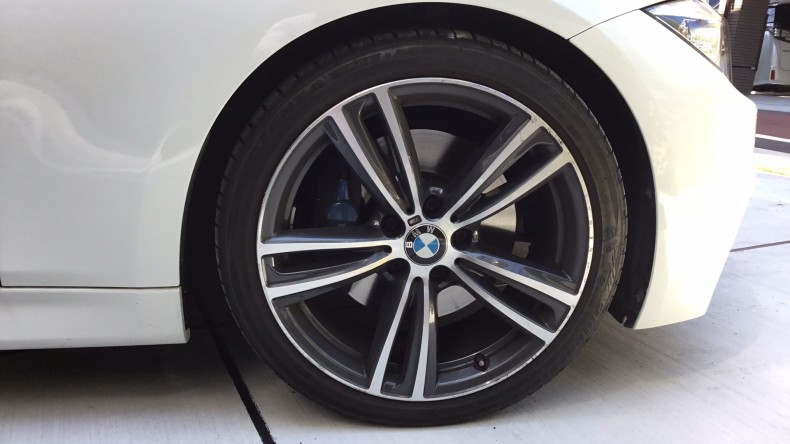 タイヤホイール前