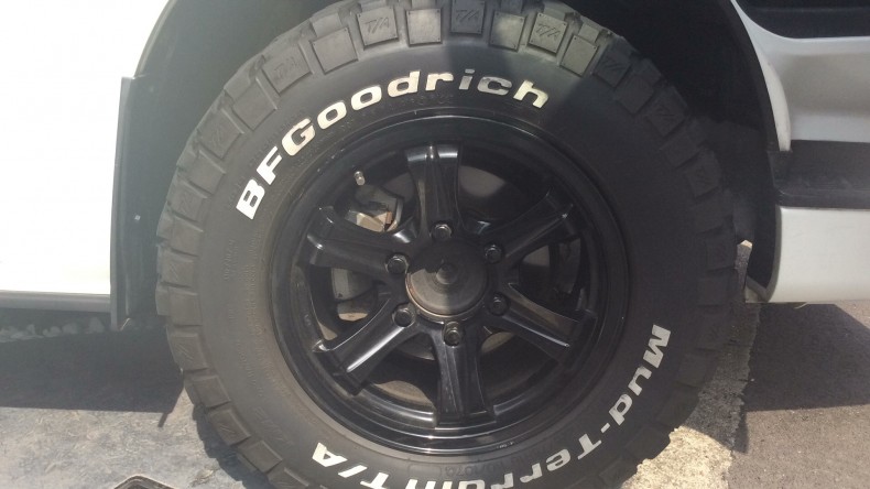 タイヤホイール前