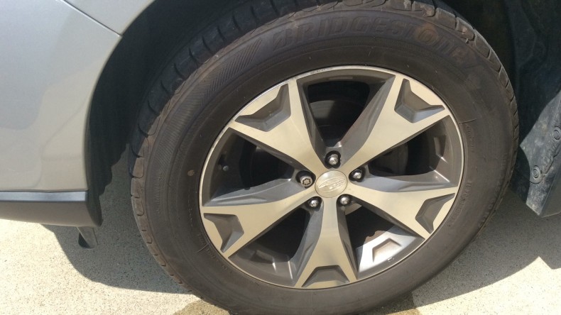 タイヤホイール前