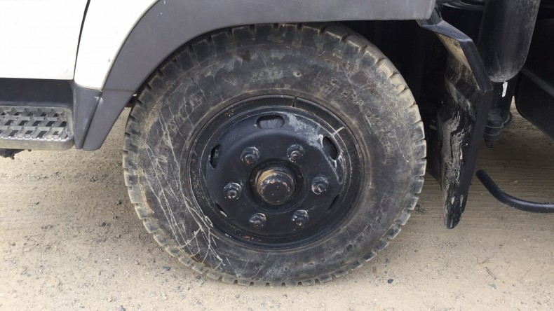 タイヤホイール前