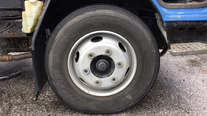 タイヤホイール前