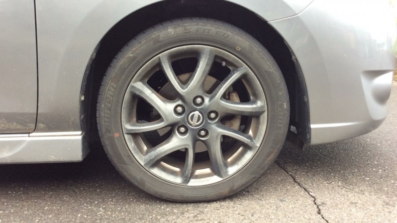 タイヤホイール前