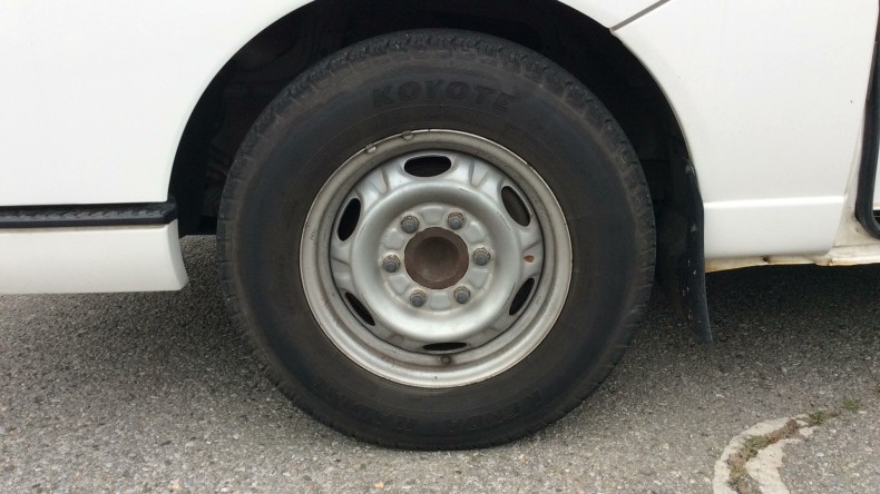 タイヤホイール前