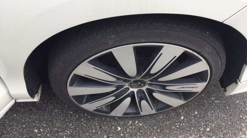 タイヤホイール前