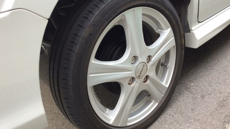 タイヤホイール前