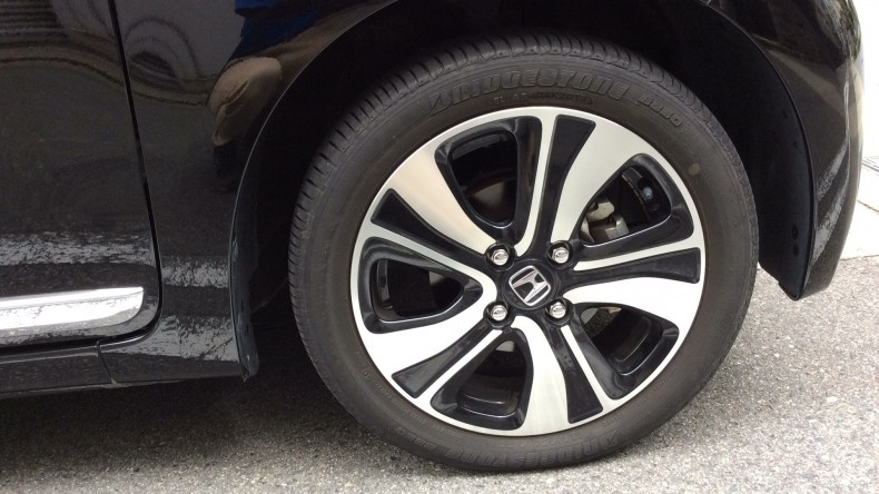 タイヤホイール前