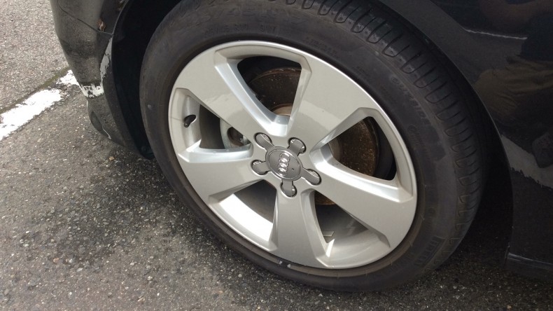 タイヤホイール前