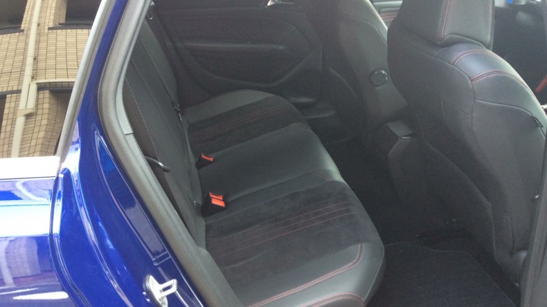 内装後方シート