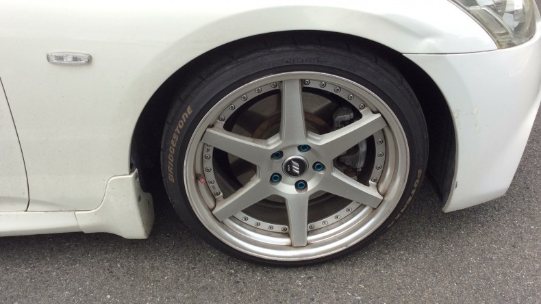 タイヤホイール前