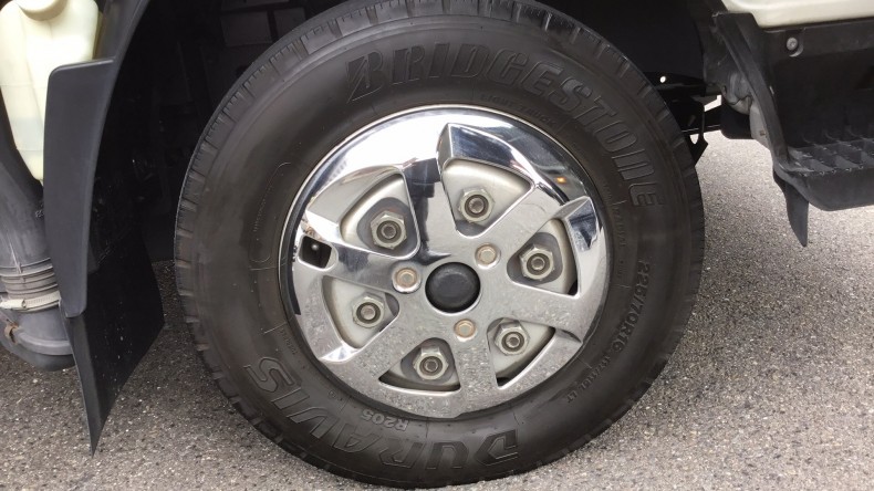 タイヤホイール前