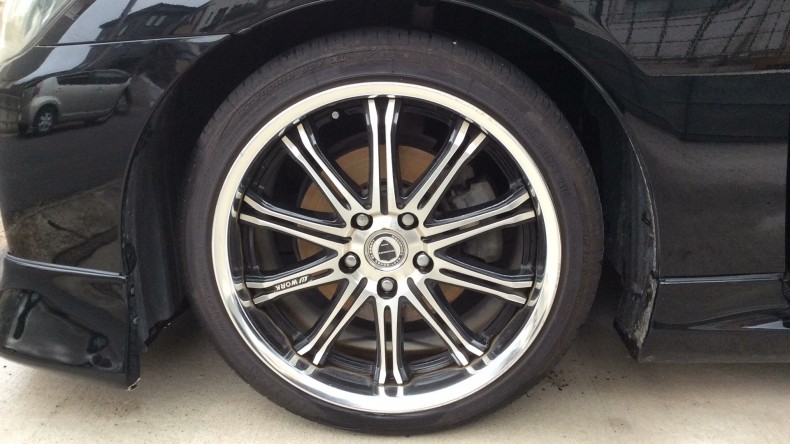 タイヤホイール前