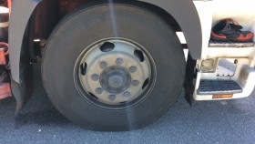 タイヤホイール前