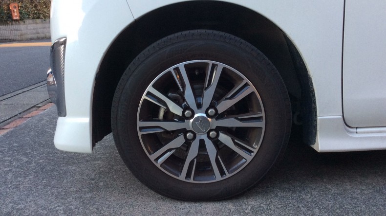 タイヤホイール前