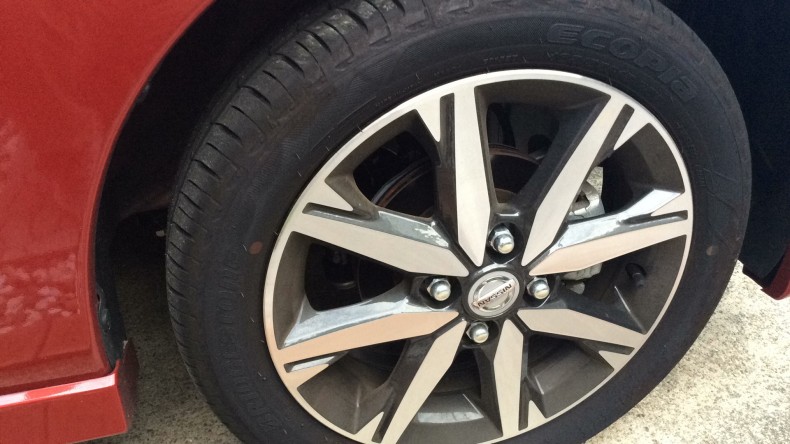 タイヤホイール前