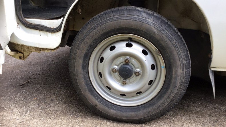 タイヤホイール前